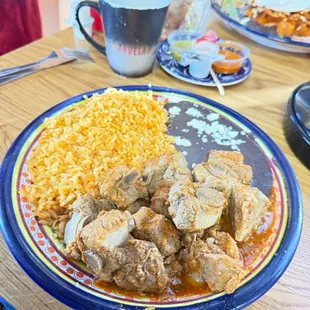 Costillas en Salsa Roja, Rice &amp; Black Beans