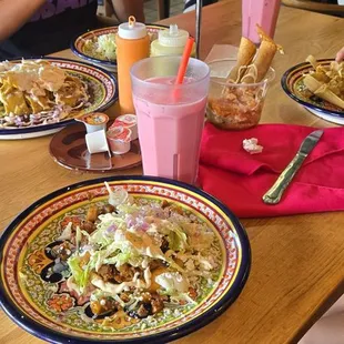 Sope de papa con chorizo y taquito de requeson.  Agua de fresa