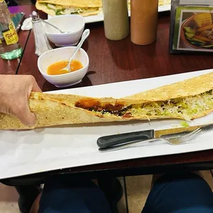 Un  Machete de pollo con chicharrón