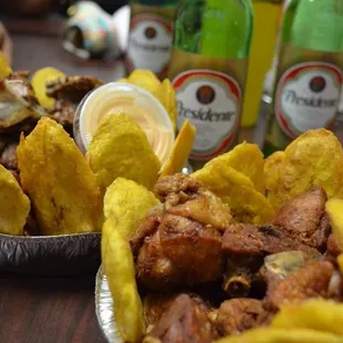 Chicharrón de pollo con tostones