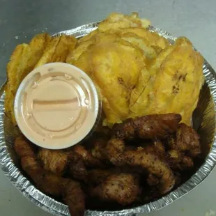 Carnitas fritas con tostones