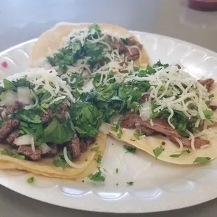 2 carnitas 1 carne asada..