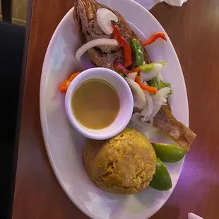 Mofongo con Pescado Rojo