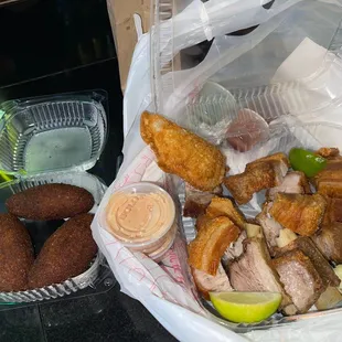 Chicharrón, quipes, y pastelito