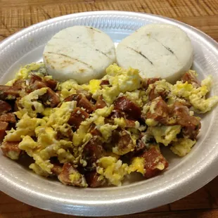 Huevos con chorizo y arepa mmmm!!!