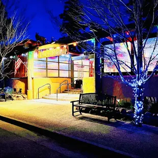 the outside of the restaurant at night