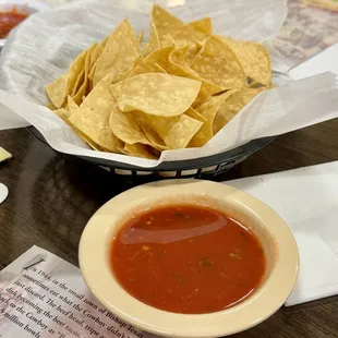 @alifeofeats - chips and salsa to start