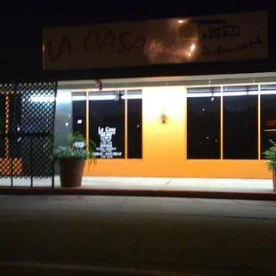 the outside of the restaurant at night
