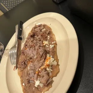 Huarache de redwood city  pedí suadero , me dieron carnitas pasándolo como suadero