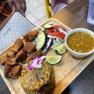 Mofongo con chicharrón con sancocho