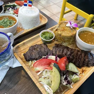 Bistec con mofongo y sancocho