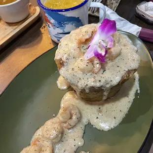 Trifongo con camarones en crema blanca con jugo de chinola