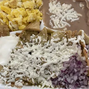 Chilaquiles verdes con huevos revueltos