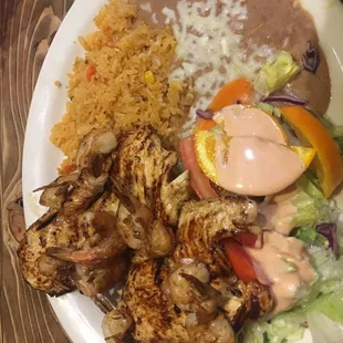 The pechuga y camarones plate