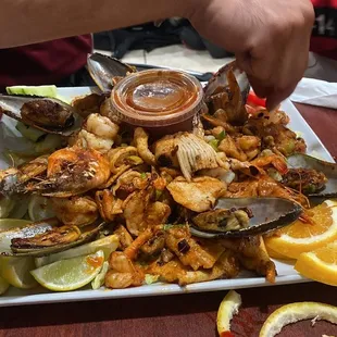 Mariscada con salsa de chile de árbol