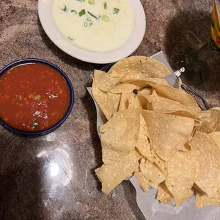 Chips and salsa w/ queso