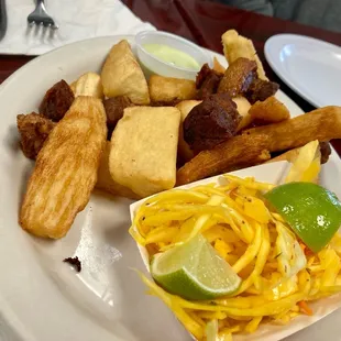 Yuca con Chicharrones de Cerdo