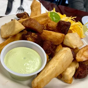 Yuca con Chicharrones de Cerdo
