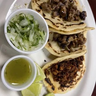 Tacos de carne and tacos de chorizo.