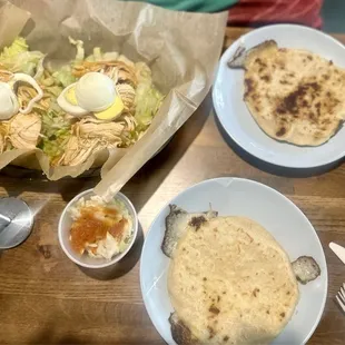 Enchilada Tipica y pupusas