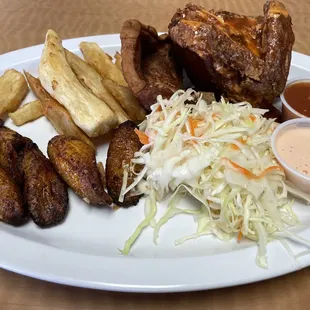 Pollo Frito y Chuleta con Yuca