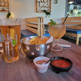 Chips, drinks fast service.