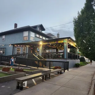 the outside of a restaurant