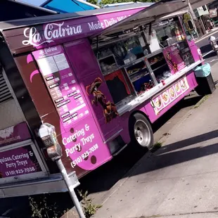 Parked in front of grocery outlet on broadway.