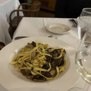 Fresh fettuccine with garlic, mushrooms and a brown sauce