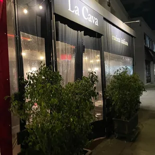 the outside of a restaurant at night