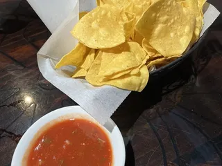 Tres Pesos Bar & Grill