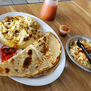 1 pupusa , encurtido y salsita , 1 baleada sencilla.. ( has beans, cream and cheese)