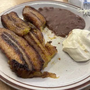 Platano Frito con Frijol y Crema