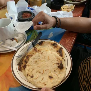 Pupusas de chicharrón con queso