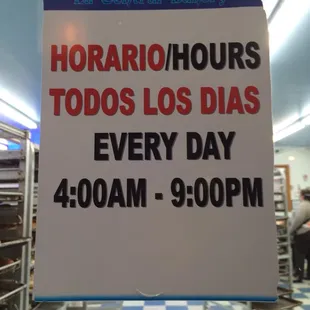 a sign for hours to do&apos;s los dias every day