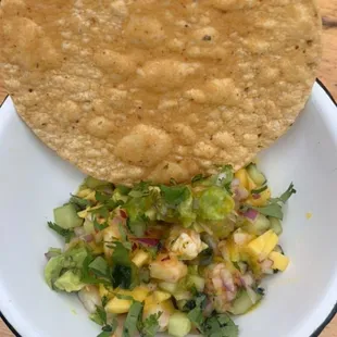 Tostada de camarón con mango