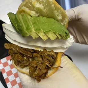 Arepa de carne mechada extra queso de mano y aguacate