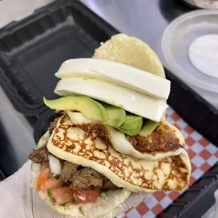 Arepa llanera con extra de queso de mano