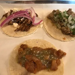 Taco Chicharron en Salsa Roja