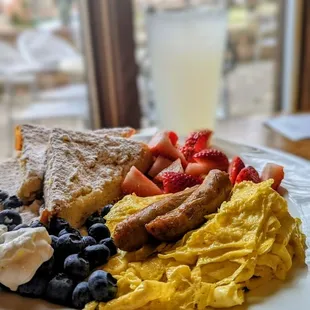 a plate of breakfast foods