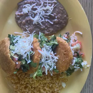 Gorditas de carne molida con arroz y refritos (ground beef gorditas with rice and refried beans)