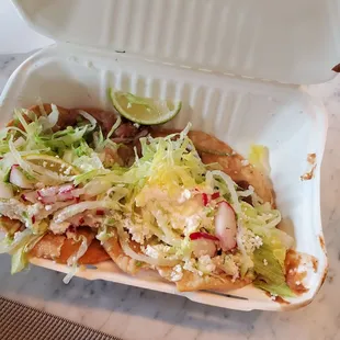 Tostadas para acompañar el pozole. Corn soup sides, fried tortilla with beans, lettuce and horseradish toppings