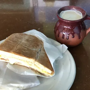 Jamon con huevo torta and cafe con leche.