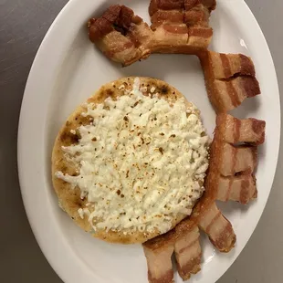 Arepa con queso y chicharrón