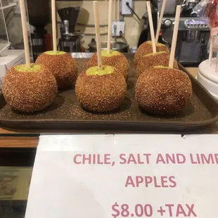a tray of caramel apples