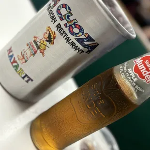 Agua de Jamaica y una soda manzana