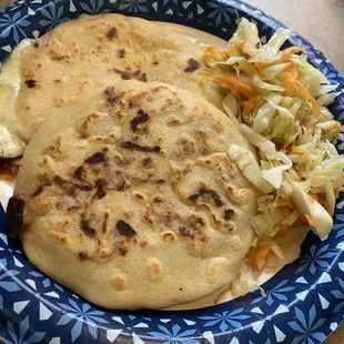 Pupusas, cheese and mixed
