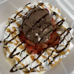 Waffle con fruta y nieve