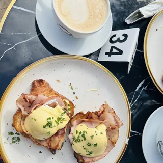 Croissant Benedict