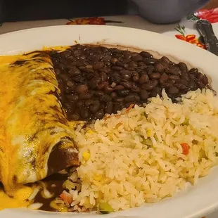 a plate of mexican food